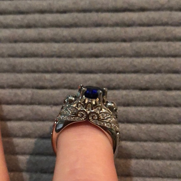 White gold filled 💙 shaped skull ring - Picture 2 of 5